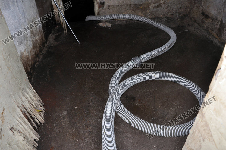 Наводнение и в зала "Дружба", шампиони тренират във вода и влага