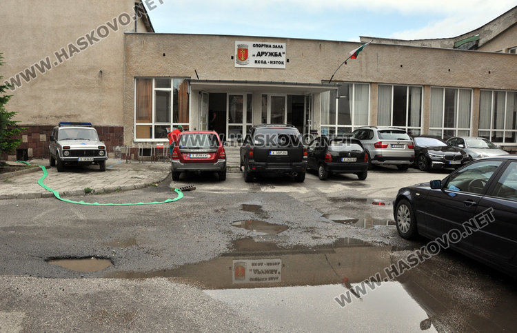 Наводнение и в зала "Дружба", шампиони тренират във вода и влага