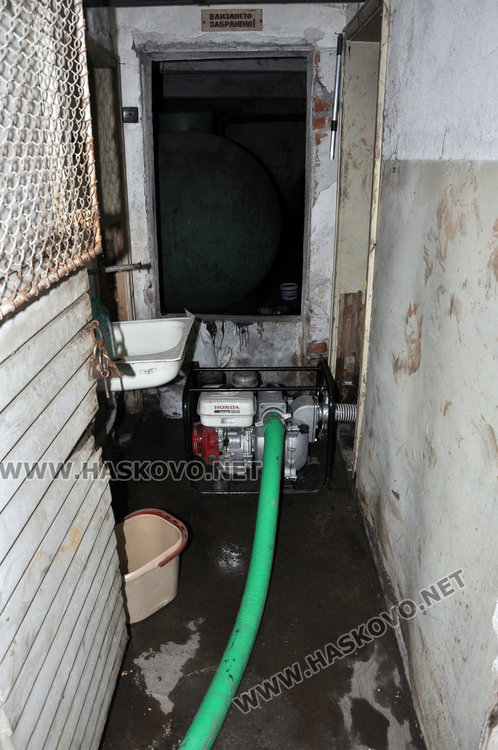 Наводнение и в зала "Дружба", шампиони тренират във вода и влага