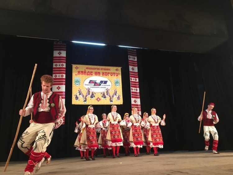 136 деца танцуваха и пяха на IX-я празник на хорото