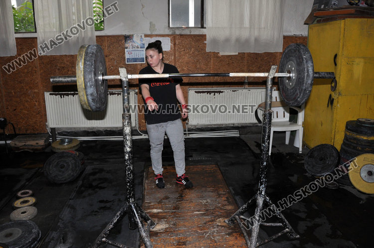 Наводнение и в зала "Дружба", шампиони тренират във вода и влага