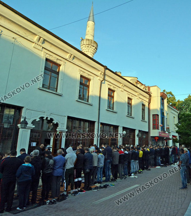 Джамиите в Хасково отесняха за Байрама, десетки се молиха отвън