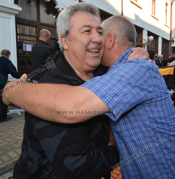 Джамиите в Хасково отесняха за Байрама, десетки се молиха отвън