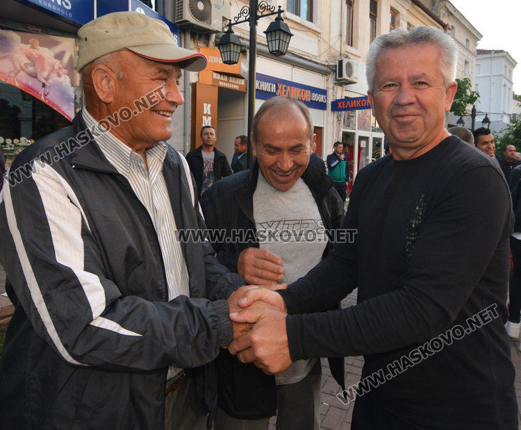 Джамиите в Хасково отесняха за Байрама, десетки се молиха отвън