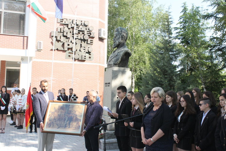 Уникална литография, предавана от поколение на поколение получи Езиковата гимназия по повод  2 юни