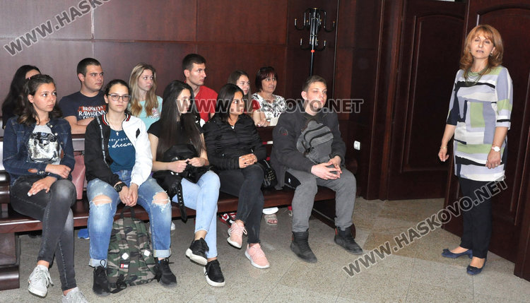Ученици наблюдаваха дела в Административния съд в Хасково