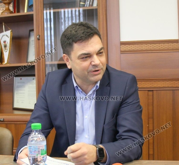 Иво Димов подписва договор за почасови здравно-социални услуги