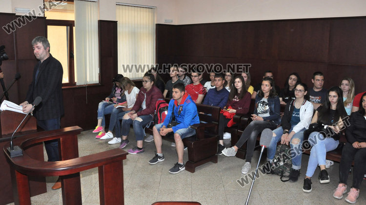 Ученици наблюдаваха дела в Административния съд в Хасково
