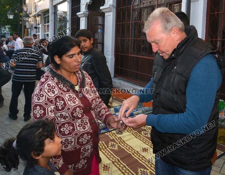 Джамиите в Хасково отесняха за Байрама, десетки се молиха отвън