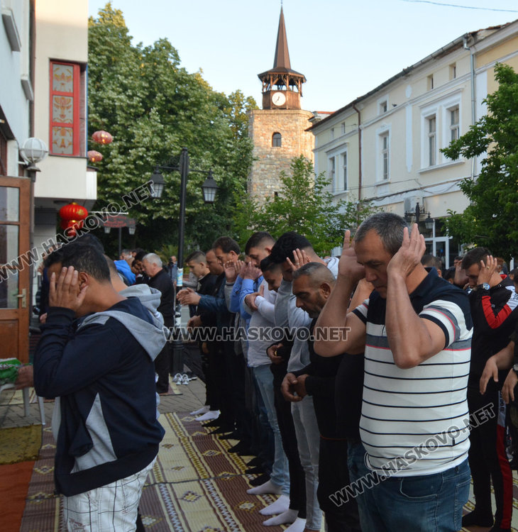 Джамиите в Хасково отесняха за Байрама, десетки се молиха отвън