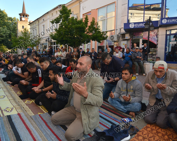 Джамиите в Хасково отесняха за Байрама, десетки се молиха отвън
