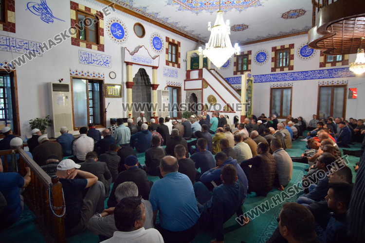Джамиите в Хасково отесняха за Байрама, десетки се молиха отвън