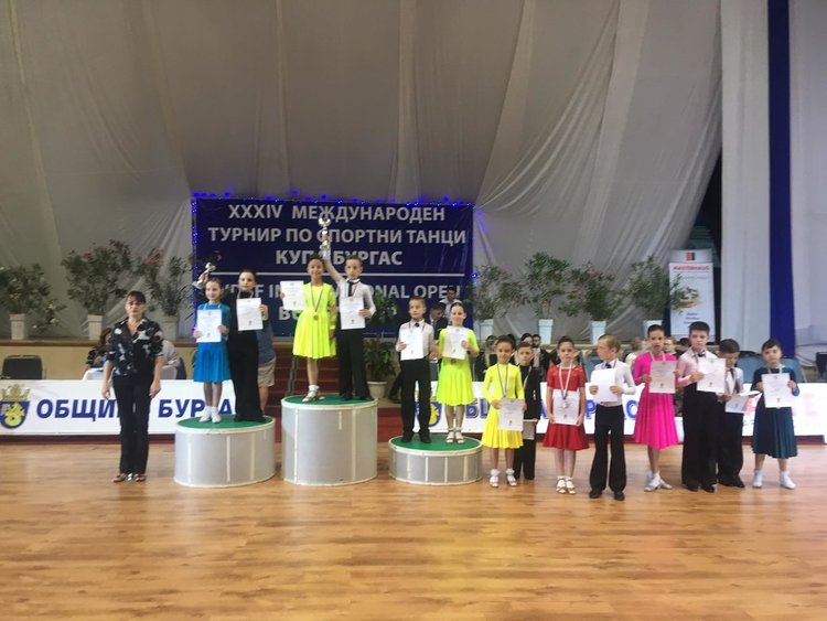 Божидара и Ангел от Смолян с поредни два златни медала от международен турнир по танци