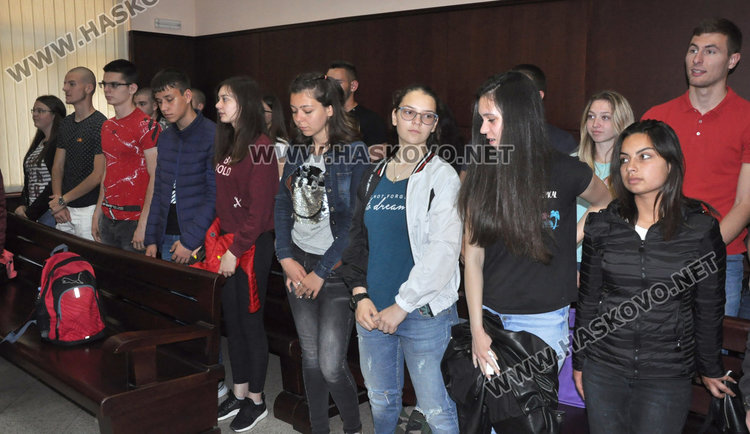 Ученици наблюдаваха дела в Административния съд в Хасково