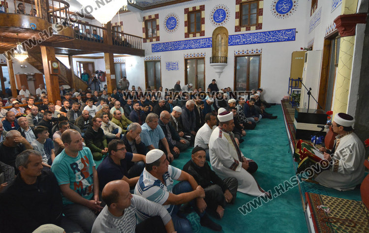 Джамиите в Хасково отесняха за Байрама, десетки се молиха отвън