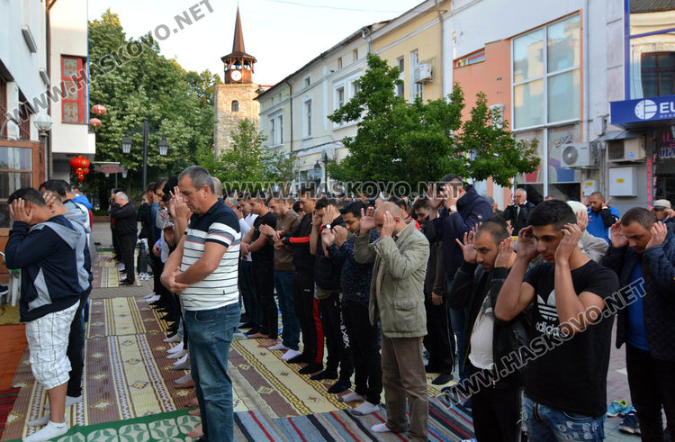 Джамиите в Хасково отесняха за Байрама, десетки се молиха отвън