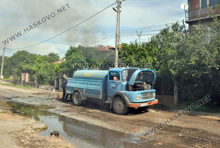 Запушен канал наводнява къщи, общината и ВиК търсят трайно решение на проблема