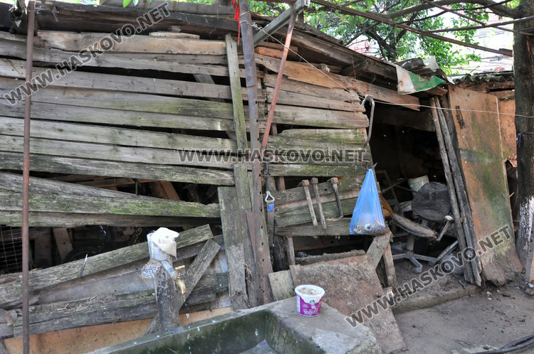 Запушен канал наводнява къщи, общината и ВиК търсят трайно решение на проблема