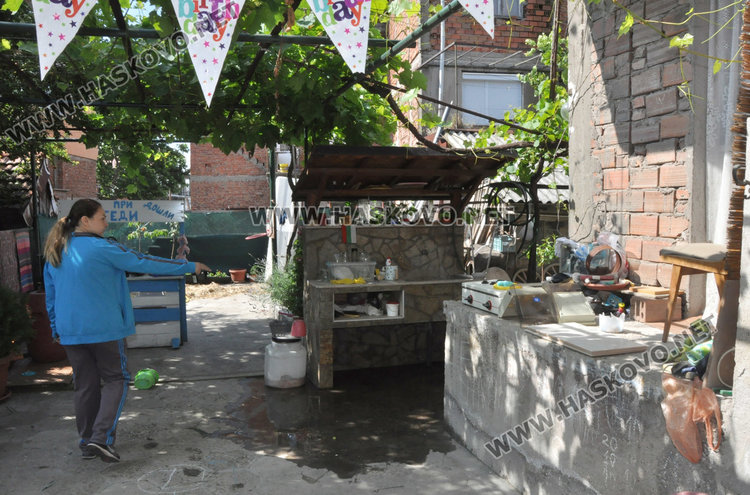 Запушен канал наводнява къщи, общината и ВиК търсят трайно решение на проблема