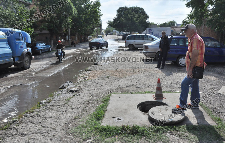 Запушен канал наводнява къщи, общината и ВиК търсят трайно решение на проблема