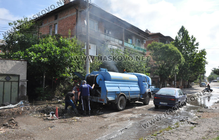 Запушен канал наводнява къщи, общината и ВиК търсят трайно решение на проблема