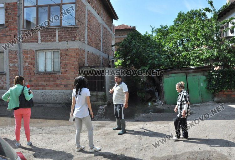 Запушен канал наводнява къщи, общината и ВиК търсят трайно решение на проблема