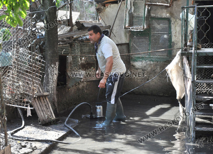 Запушен канал наводнява къщи, общината и ВиК търсят трайно решение на проблема