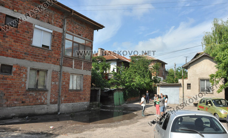 Запушен канал наводнява къщи, общината и ВиК търсят трайно решение на проблема