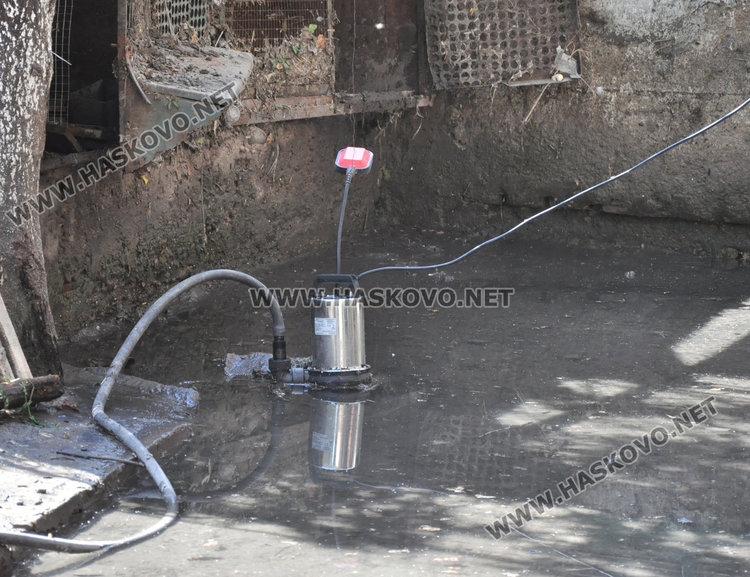 Запушен канал наводнява къщи, общината и ВиК търсят трайно решение на проблема