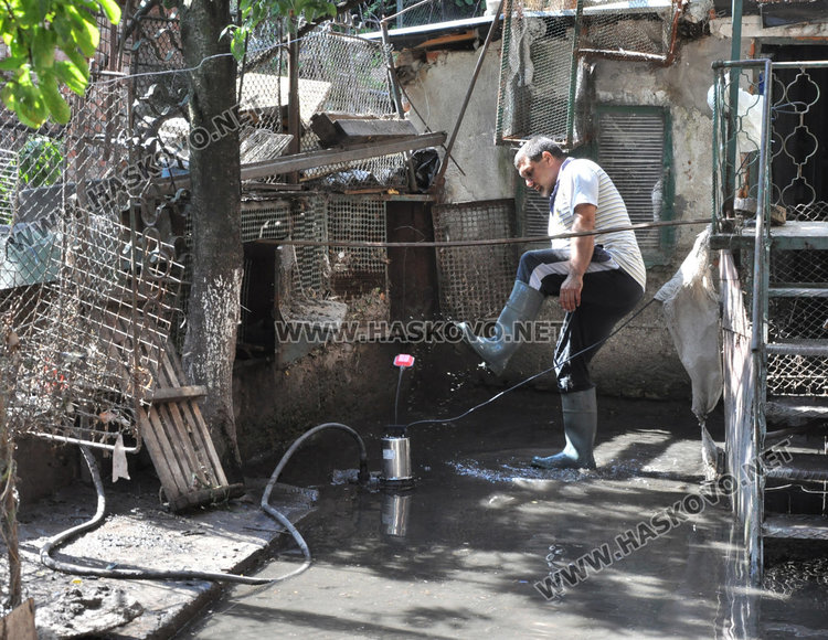 Запушен канал наводнява къщи, общината и ВиК търсят трайно решение на проблема