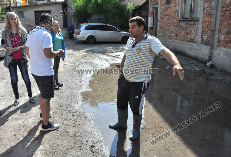 Запушен канал наводнява къщи, общината и ВиК търсят трайно решение на проблема
