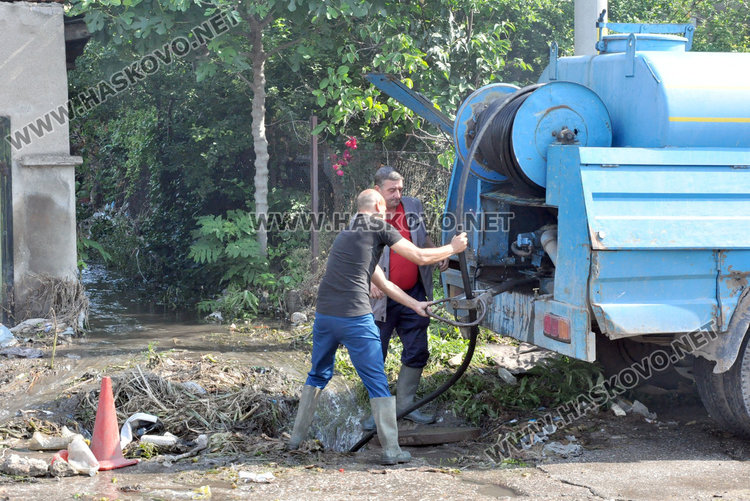 Запушен канал наводнява къщи, общината и ВиК търсят трайно решение на проблема