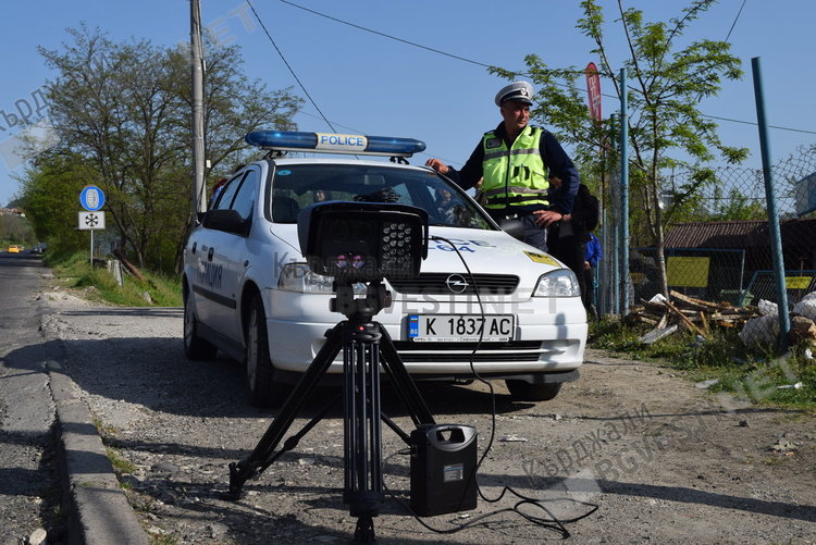 Хайка за джигити на пътя, един без регистрация, друг се блъска в бетонна стена