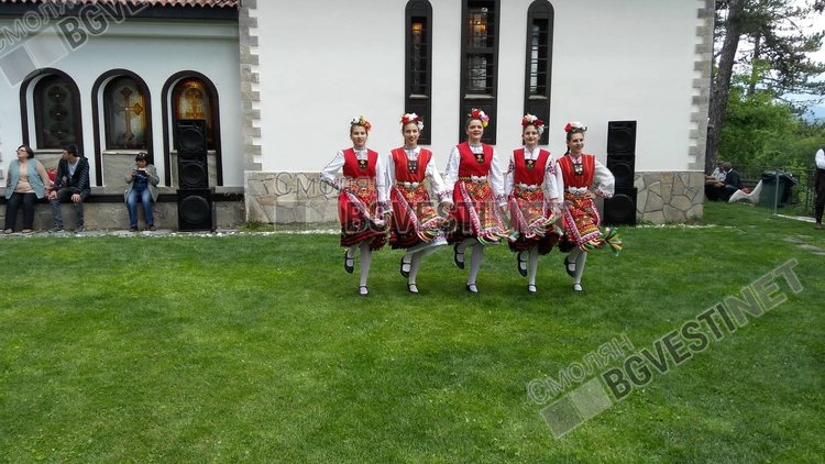 13 казана курбан за празника на Свети Спас дариха шофьорите от Смолян