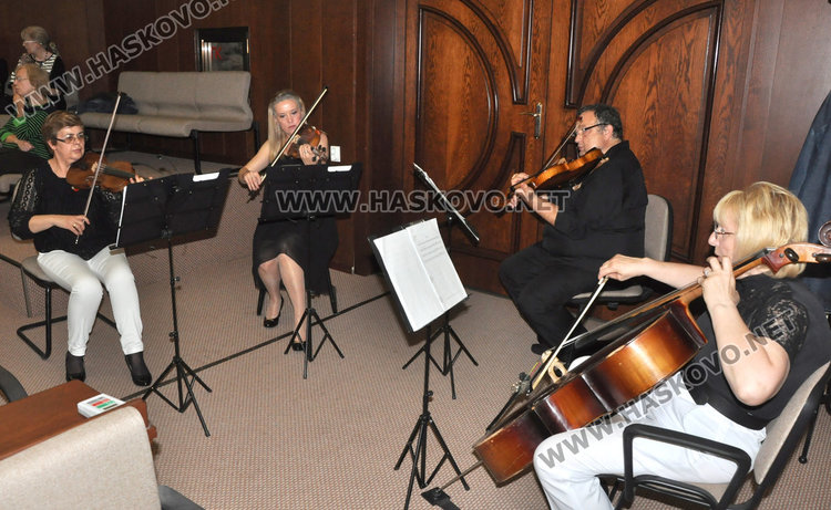 Хубен Стефанов представи новата си поетична книга "Наблизо има светлина"