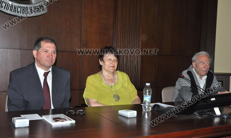 Хубен Стефанов представи новата си поетична книга "Наблизо има светлина"