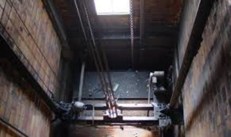 Спасителен екип извади дете от закъсал асансьор в Кърджали