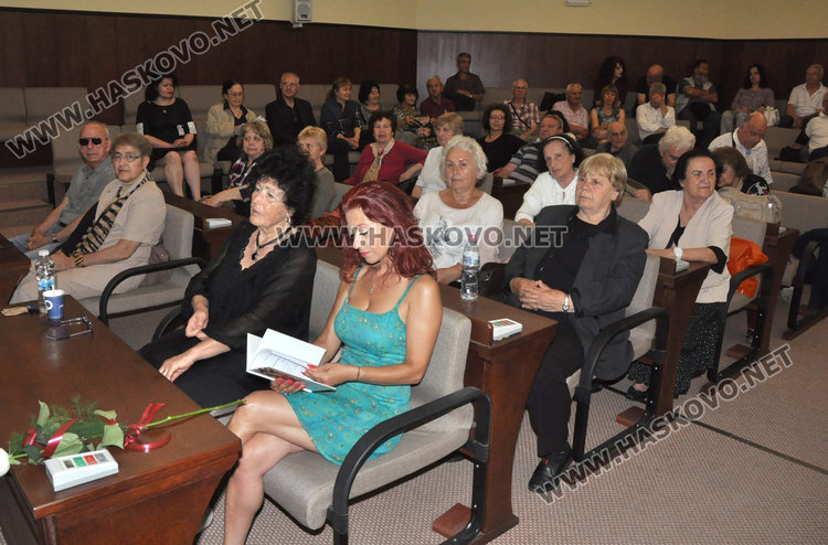 Хубен Стефанов представи новата си поетична книга "Наблизо има светлина"