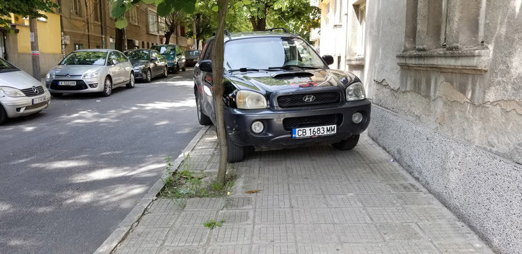 Хасковлии: Нагъл шофьор паркира върху зебра до болницата, коли блокират тротоари