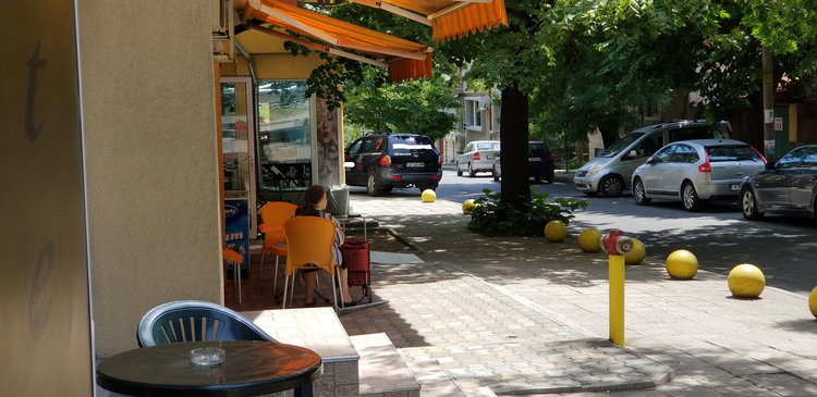 Хасковлии: Нагъл шофьор паркира върху зебра до болницата, коли блокират тротоари