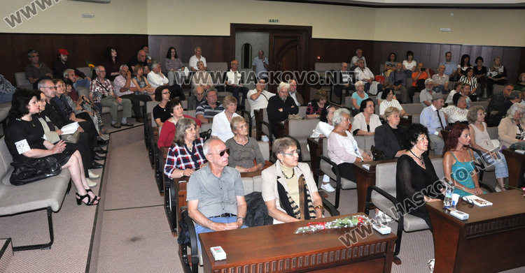 Хубен Стефанов представи новата си поетична книга "Наблизо има светлина"