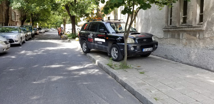 Хасковлии: Нагъл шофьор паркира върху зебра до болницата, коли блокират тротоари