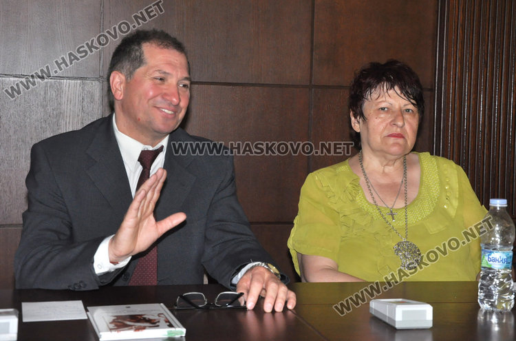 Хубен Стефанов представи новата си поетична книга "Наблизо има светлина"