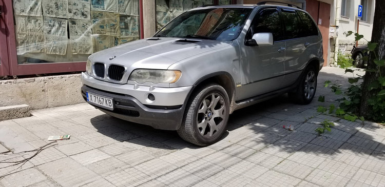 Хасковлии: Нагъл шофьор паркира върху зебра до болницата, коли блокират тротоари