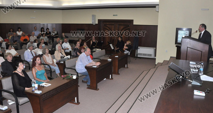 Хубен Стефанов представи новата си поетична книга "Наблизо има светлина"