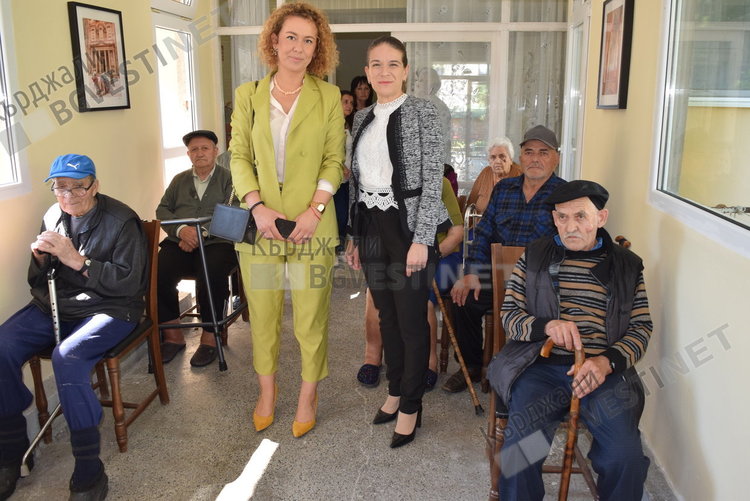 Адвокатка обиколила 30 държави, подари своя фотоизложба на Дома за стари хора в Кърджали