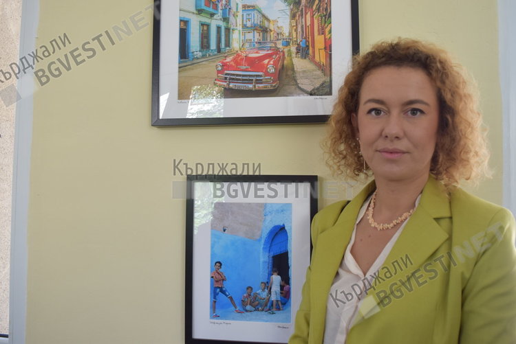 Адвокатка обиколила 30 държави, подари своя фотоизложба на Дома за стари хора в Кърджали