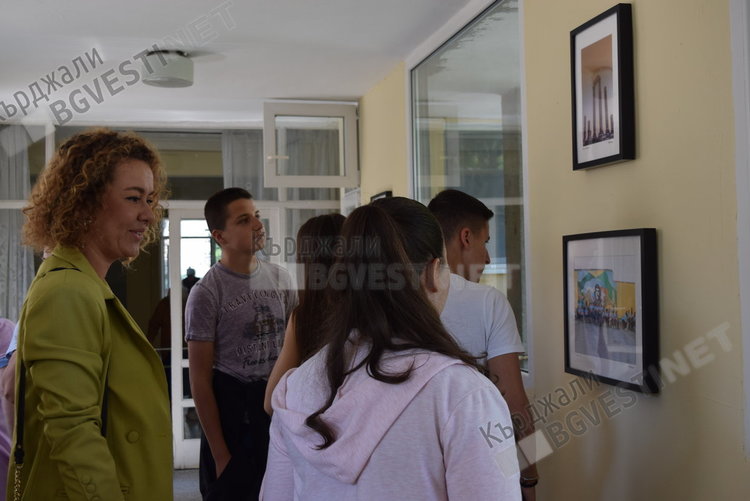 Адвокатка обиколила 30 държави, подари своя фотоизложба на Дома за стари хора в Кърджали