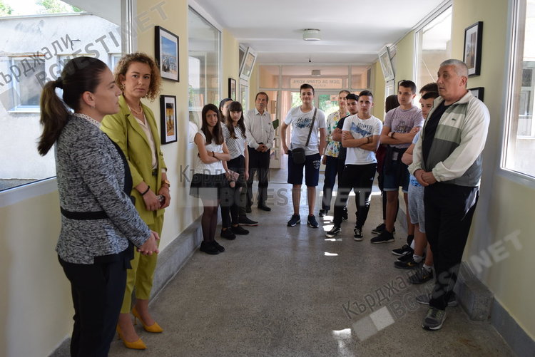 Адвокатка обиколила 30 държави, подари своя фотоизложба на Дома за стари хора в Кърджали