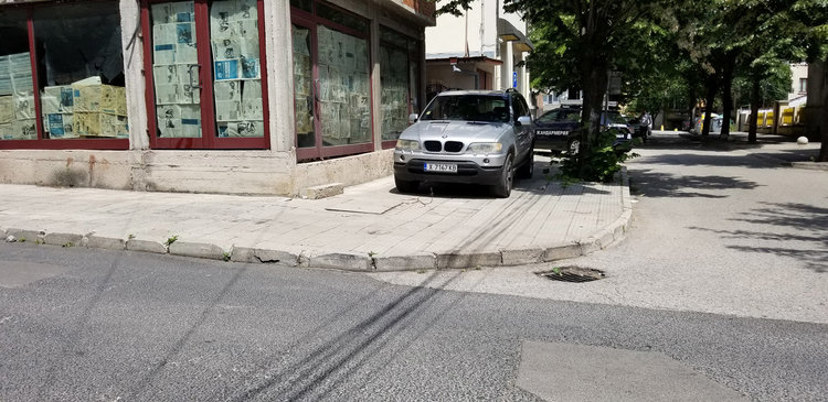 Хасковлии: Нагъл шофьор паркира върху зебра до болницата, коли блокират тротоари